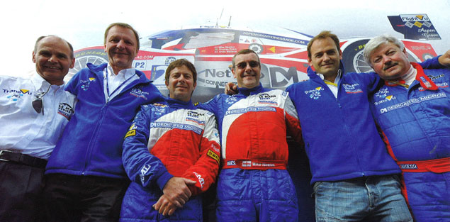 Photo de groupe : De gauche à droite : Willem Toet (Directeur Général), Ray Mallock (Patron), Tommy Erdos (Pilote), Michael Newton (Pilote), Ben Collins (Pilote), Phil Barker (Team Manager)